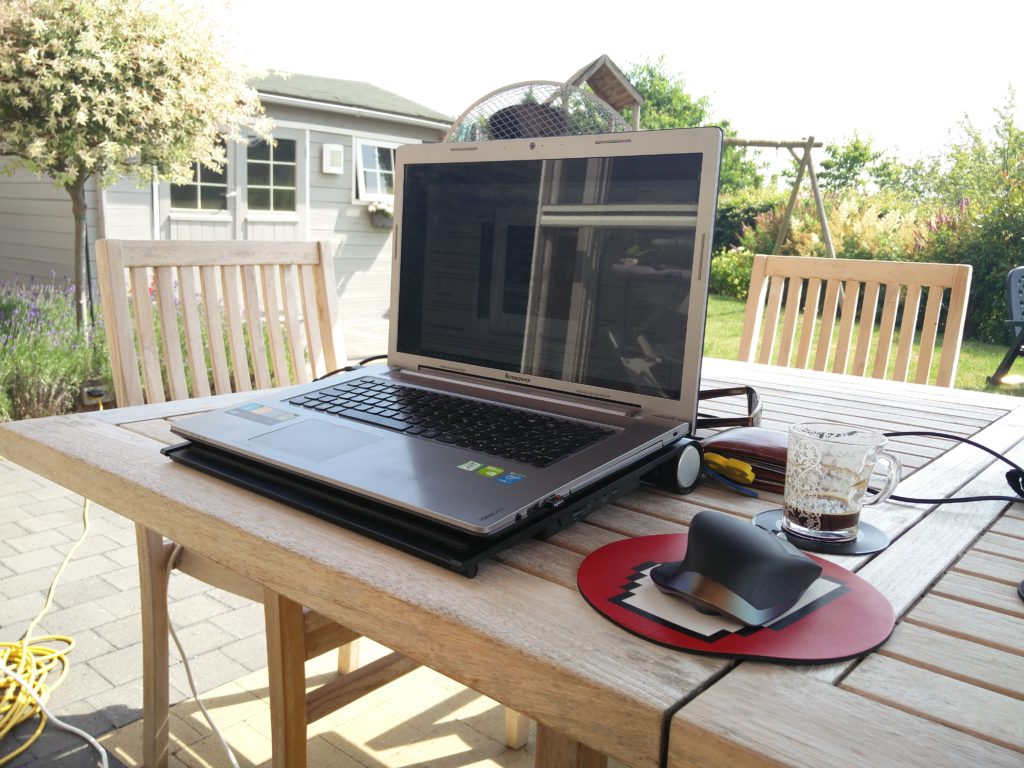 Laptop van pc dokter Hasselt buiten in de zomer op terras